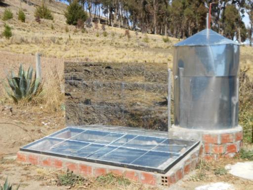 Solar water heater with mirrors to improved efficiency